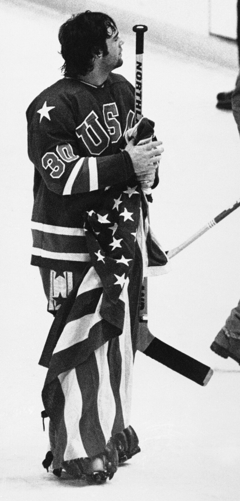 Jim_Craig_holding_flag